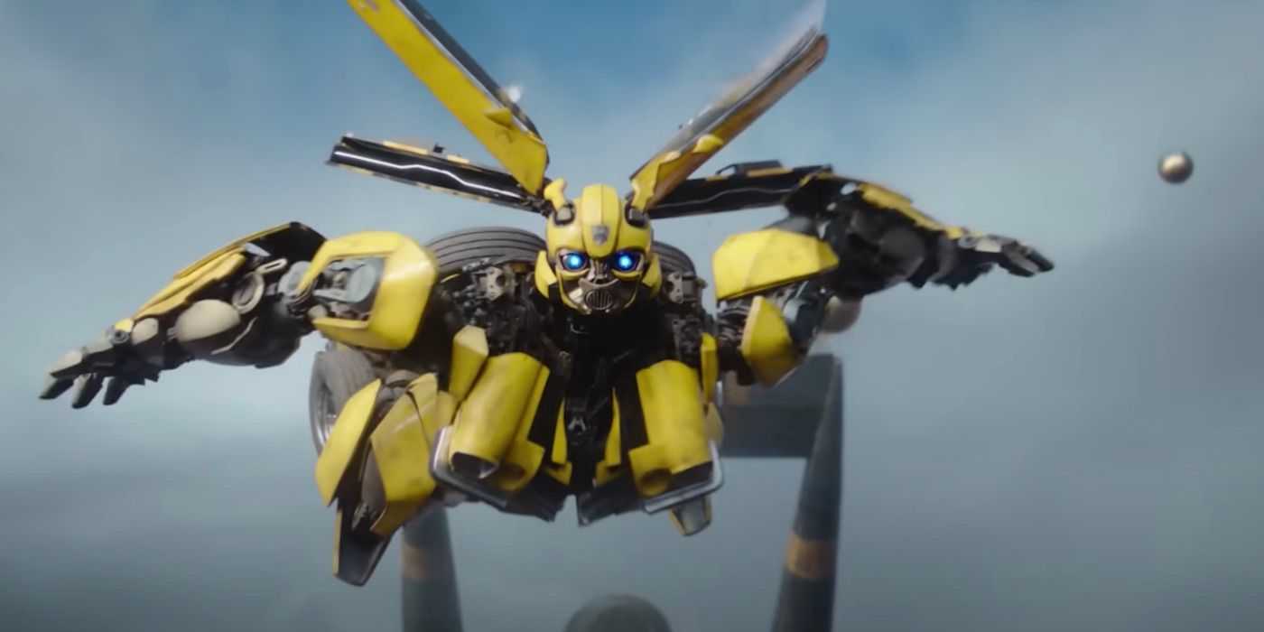 Bumblebee toma vuelo contra un cielo nublado en Transformers: Rise of the Beasts