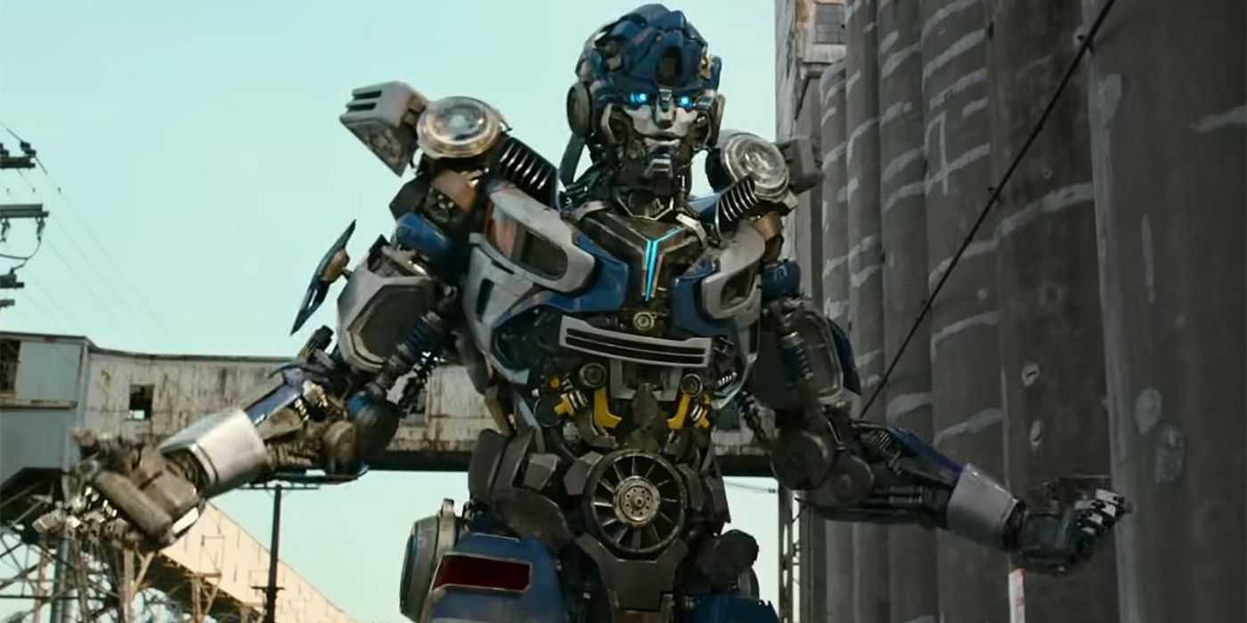 Mirage de pie con los brazos extendidos en Transformers Rise of the Beasts.