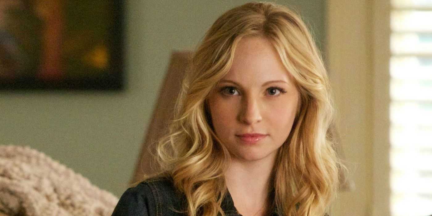 Caroline mirando a alguien en The Vampire Diaries.