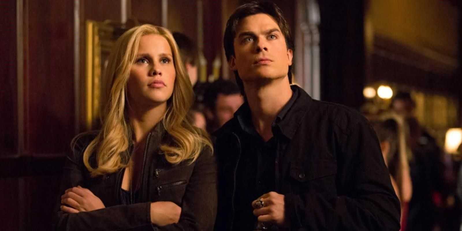 Damon y Rebekah están uno al lado del otro en The Vampire Diaries
