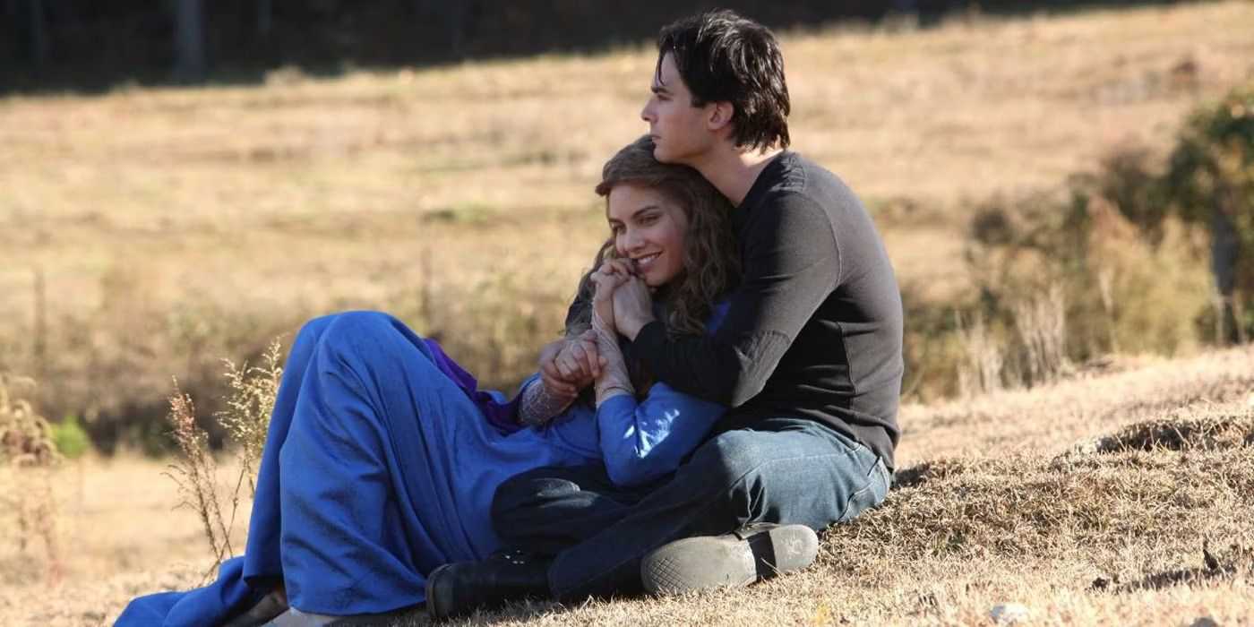 Damon abraza a Rose en un campo en The Vampire Diaries