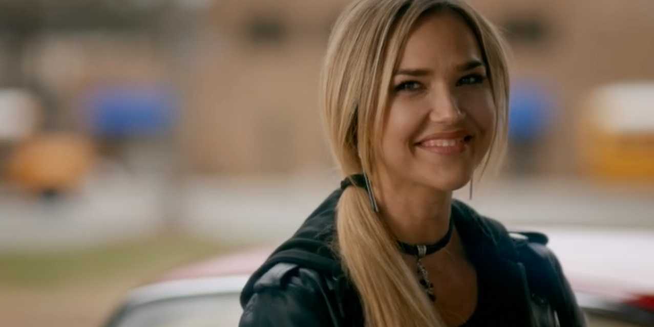 Imagen dividida de Damon, Sybil, Elena y Rosie