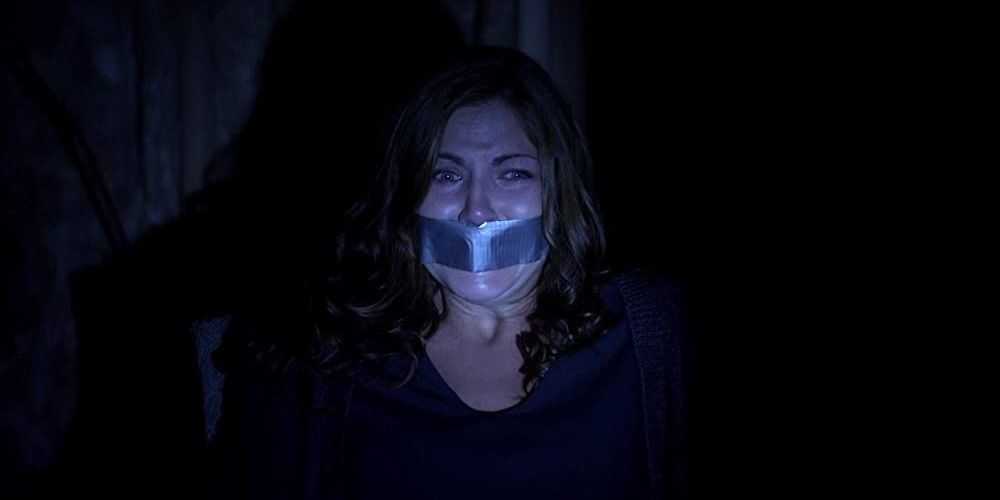 Una víctima con la boca vendada y atada a una silla en Criminal Minds