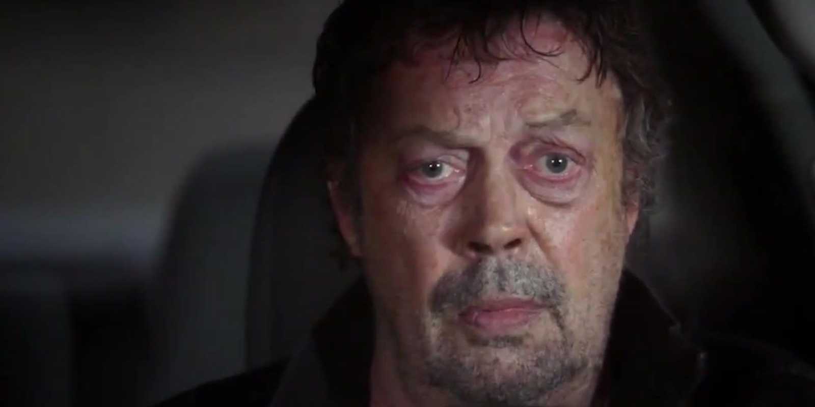 Billy Flynn, interpretado por Tim Curry, el sudes de Criminal Minds conduciendo su coche