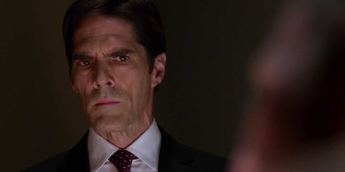 Aaron Hotchner mirando a un criminal en