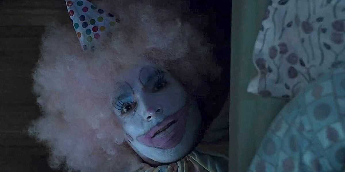 Sal Capilano vestido de payaso detrás de una cama en