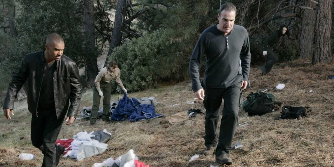 Gideon y Derek Morgan investigan la escena del crimen en Criminal Minds