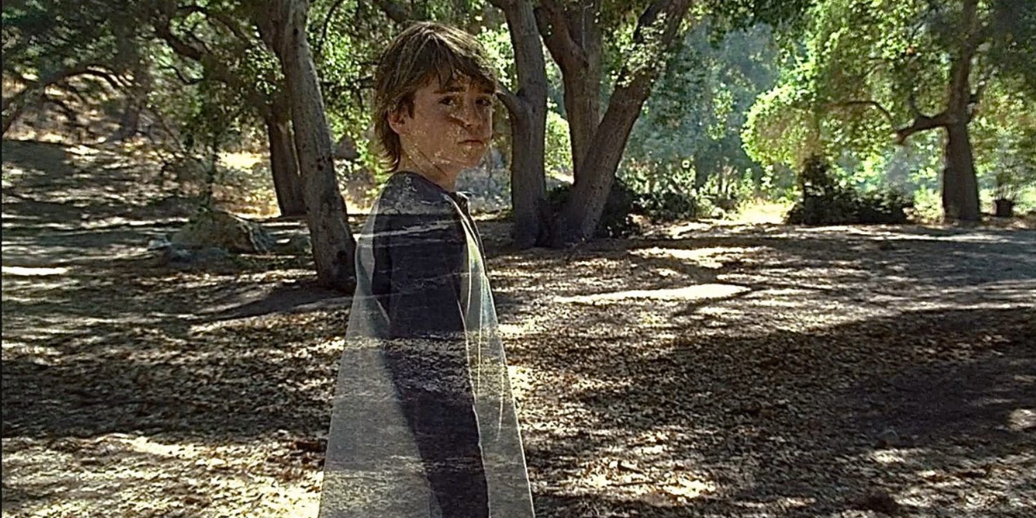 Un niño fantasma se vuelve hacia la cámara en Criminal Minds