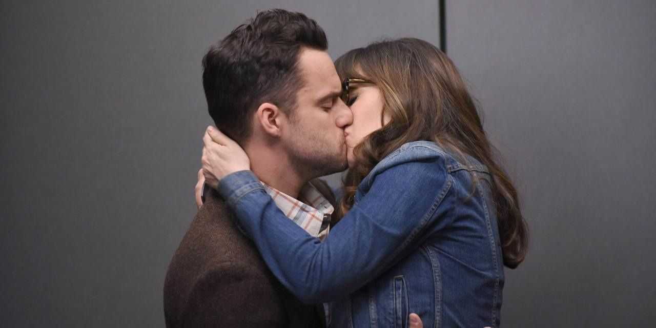 Nick und Jess küssen sich im Aufzug in New Girl