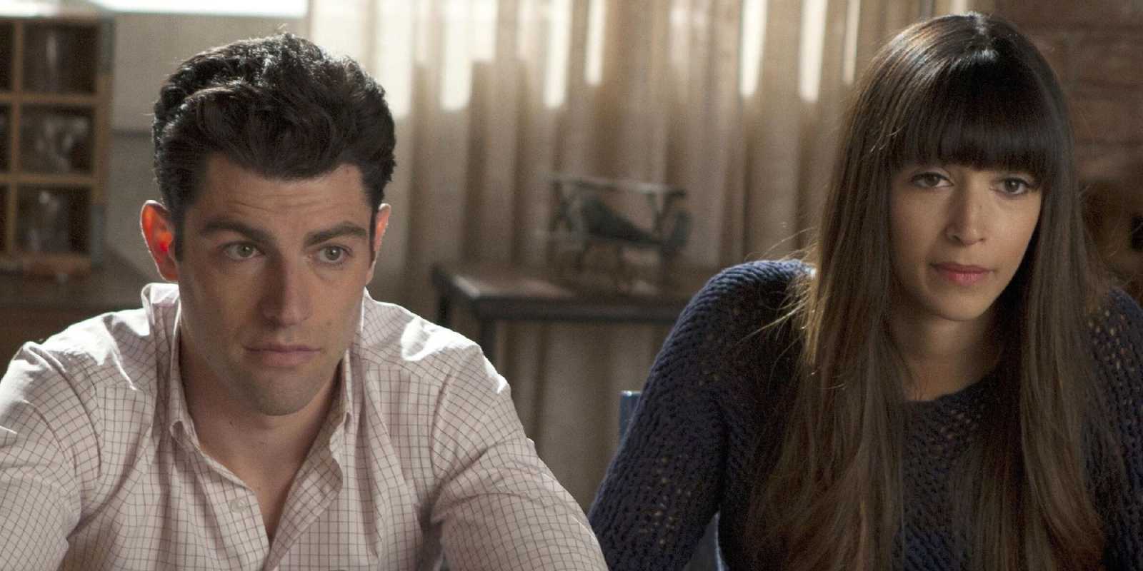 Schmidt und Cece sitzen in New Girl an einem Tisch