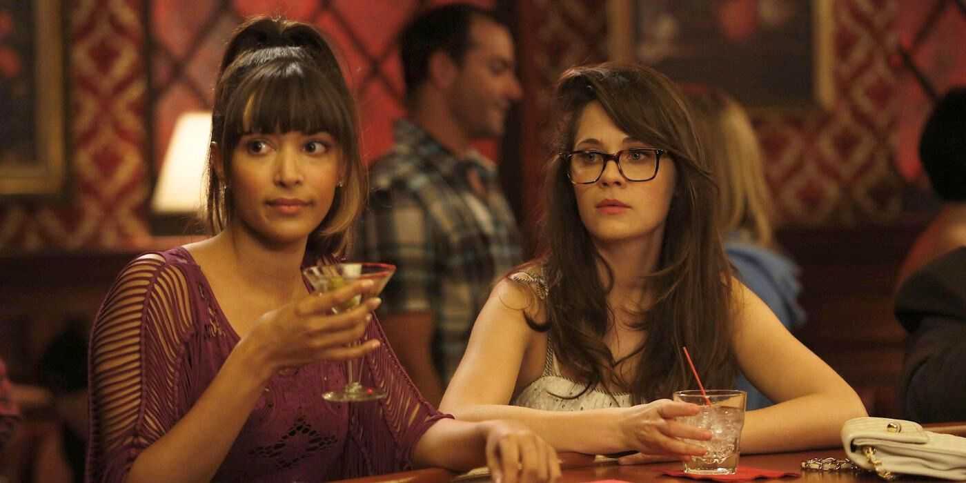 Die junge Cece und Jess an der Bar in New Girl