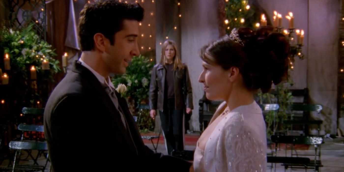 Ross y Emily con Rachel de fondo en la temporada 4 de Friends