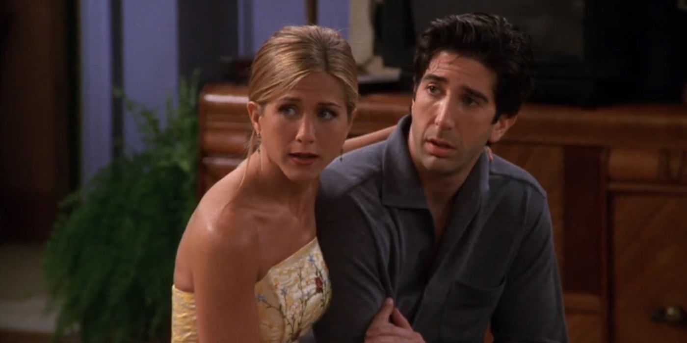 Ross y Rachel sentados uno al lado del otro en Monica