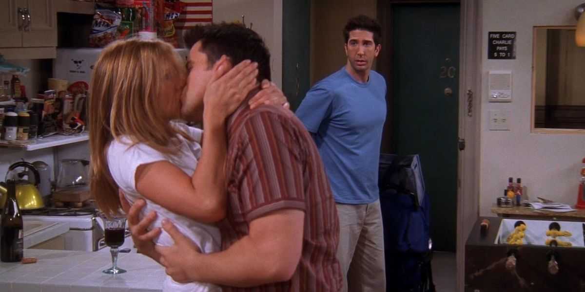Rachel Green y Joey Tribbiani se besan en Friends.