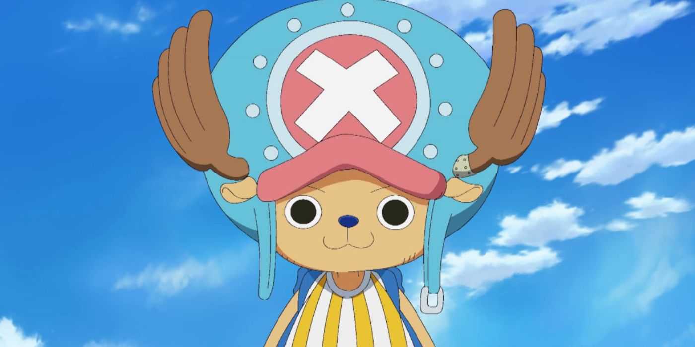 Тони Тони Чоппер улыбается на фоне пасмурного голубого неба в One Piece.