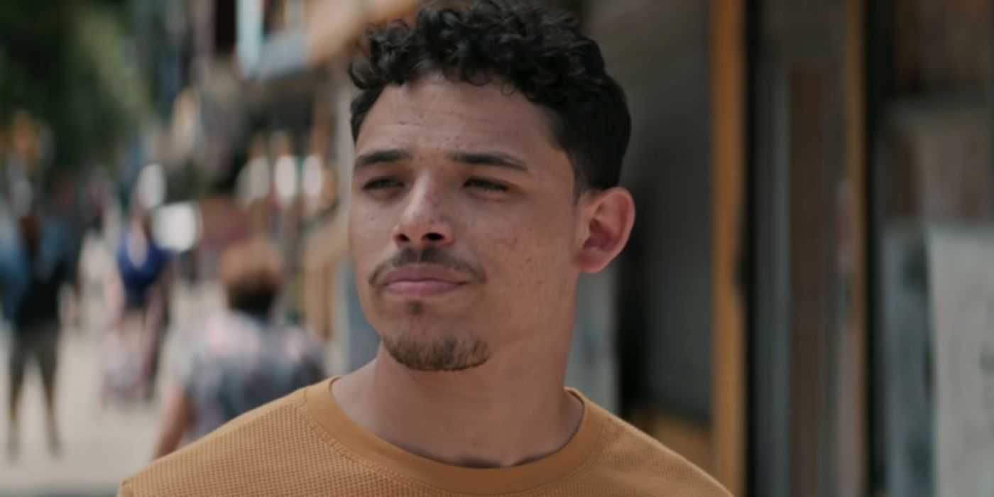 Anthony Ramos de In the Heights mirando hacia un lado