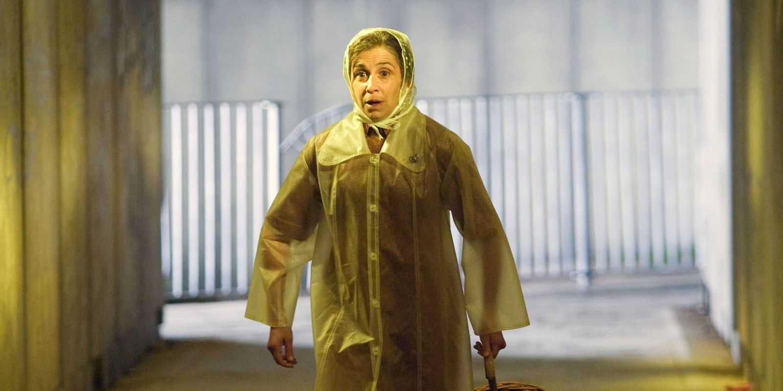 La señora Figg caminando por un túnel en Harry Potter y la Orden del Fénix