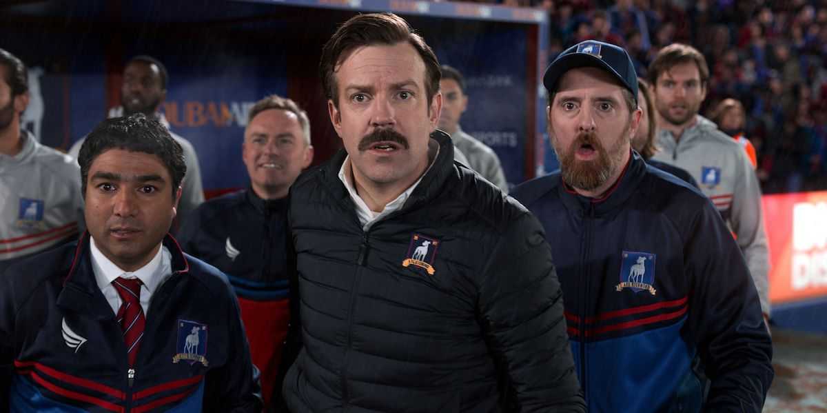 Ted Lasso, Nate a tréner Beard vyzerajú šokovane v scéne od Teda Lasa.