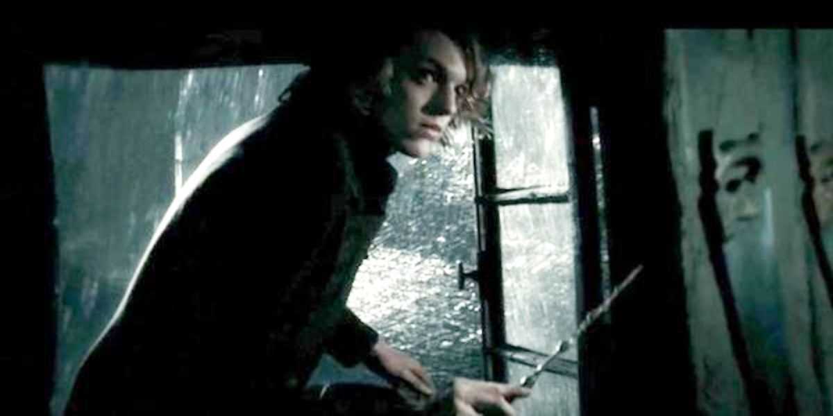 joven grindelwald robando varita de saúco
