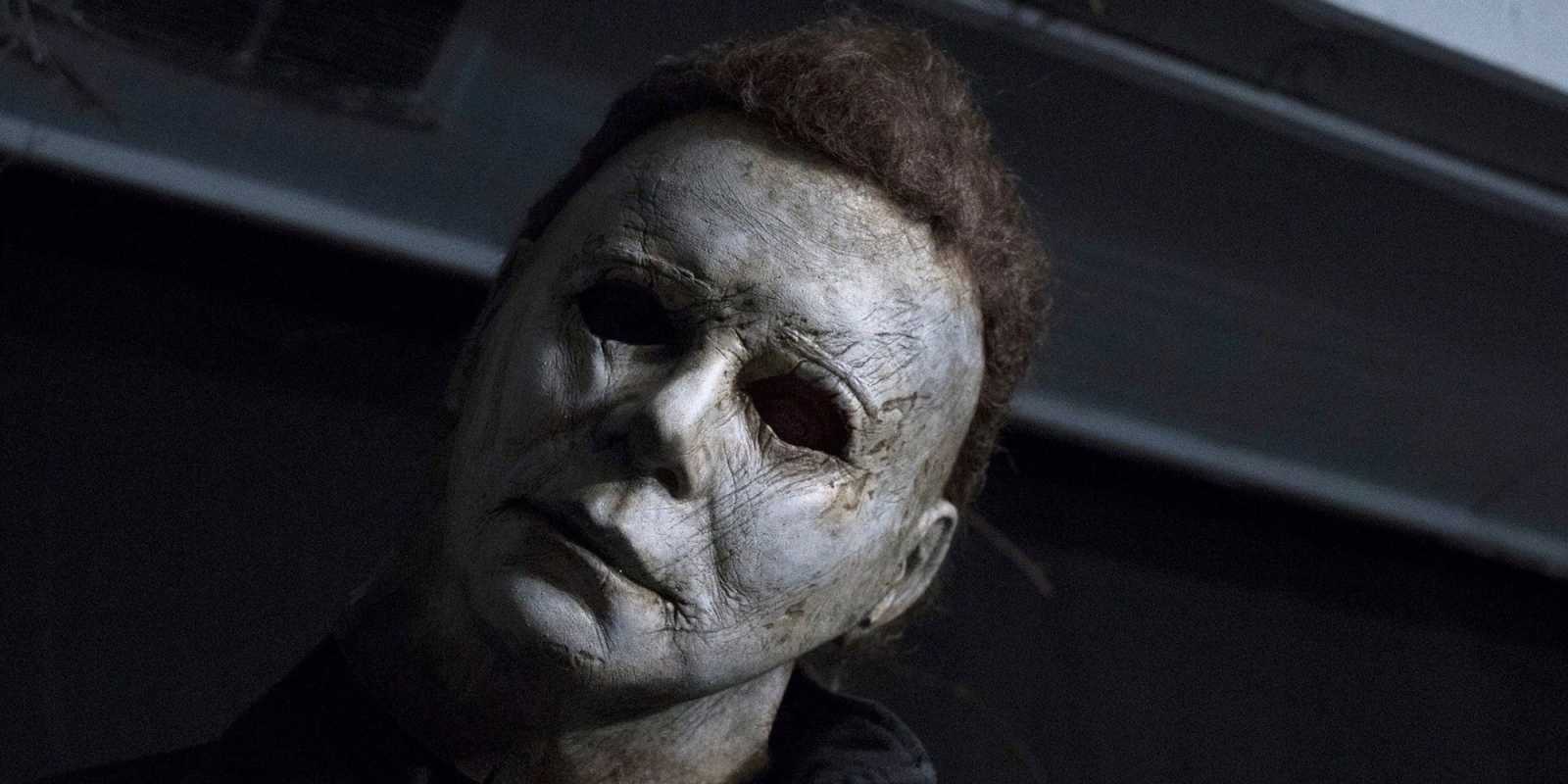 Michael Myers mirando en Halloween 2018