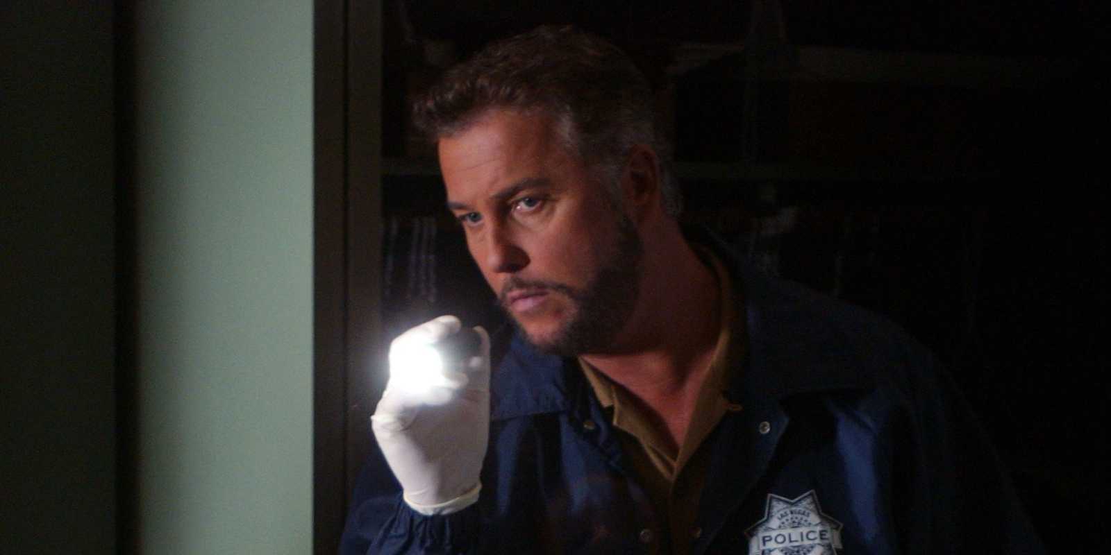 Grissom investiga la escena del crimen en CSI: Crime Scene Investigation
