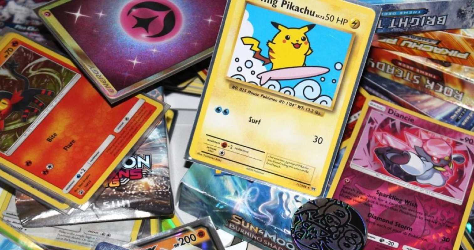 Ein Stapel Pokémon-Karten mit Pikachu oben drauf