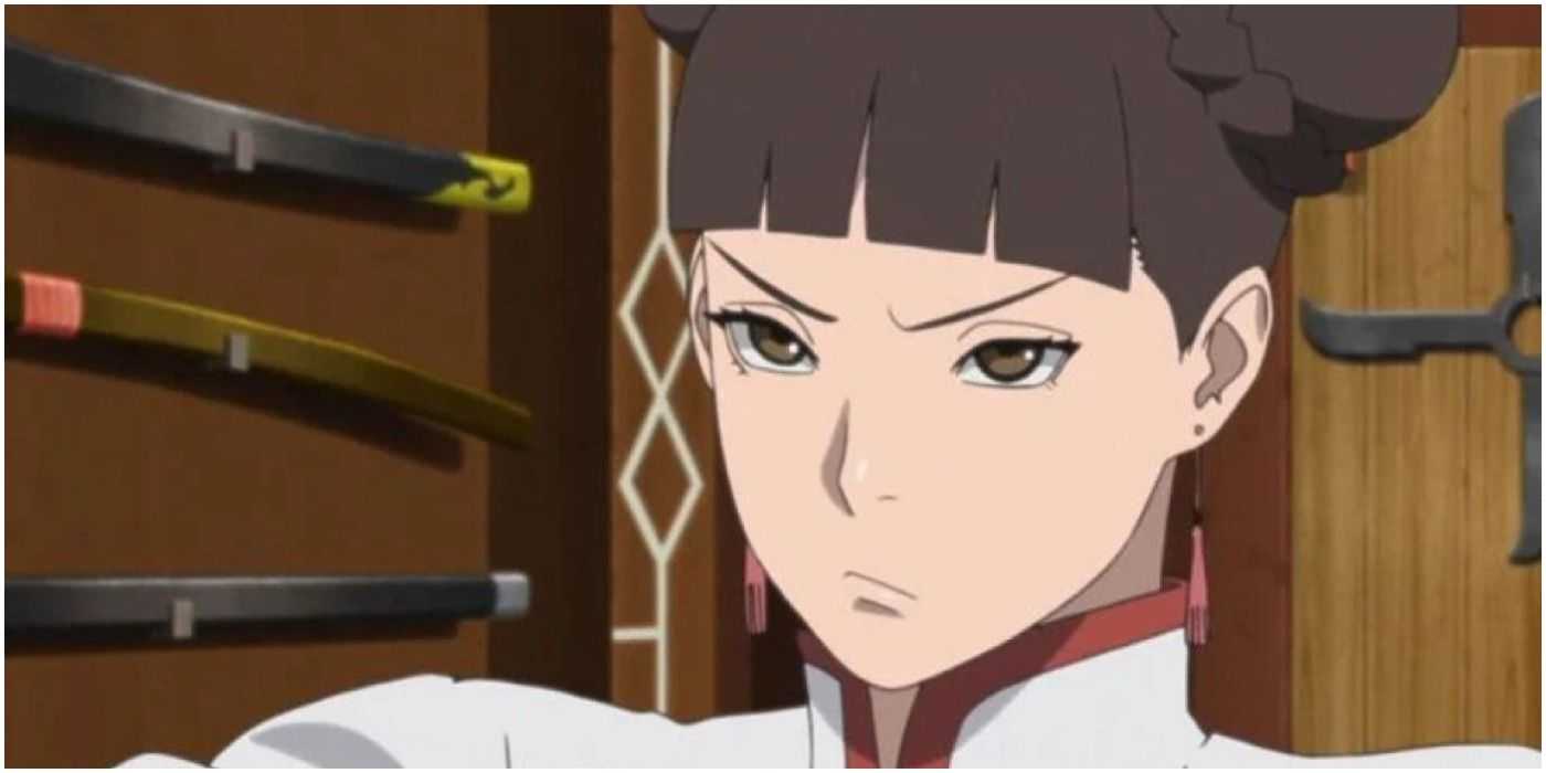 Tenten se sienta en su tienda de armas y parece poco divertida.