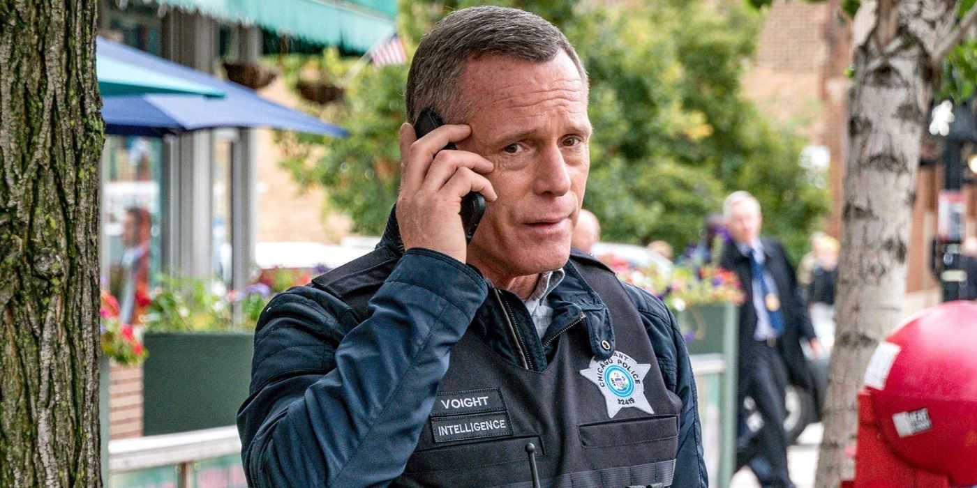 Jason Beghe como Hank Voight hablando por teléfono en el Departamento de Policía de Chicago