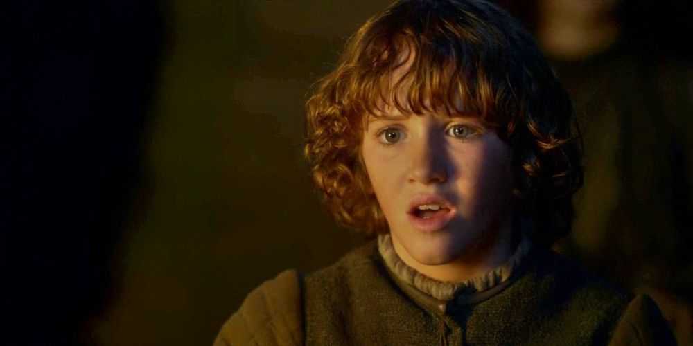 Rickon Stark v Game of Thrones s vystrašeným výrazom.