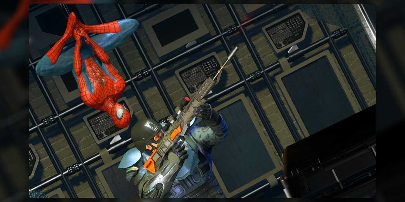 Spider-Man hängt über einem Soldaten im Videospiel The Amazing Spider-Man 2.