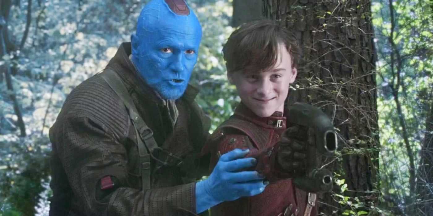 Yondu učí mladého Petra Quilla strieľať blastery v Guardians of the Galaxy Vol. 2.