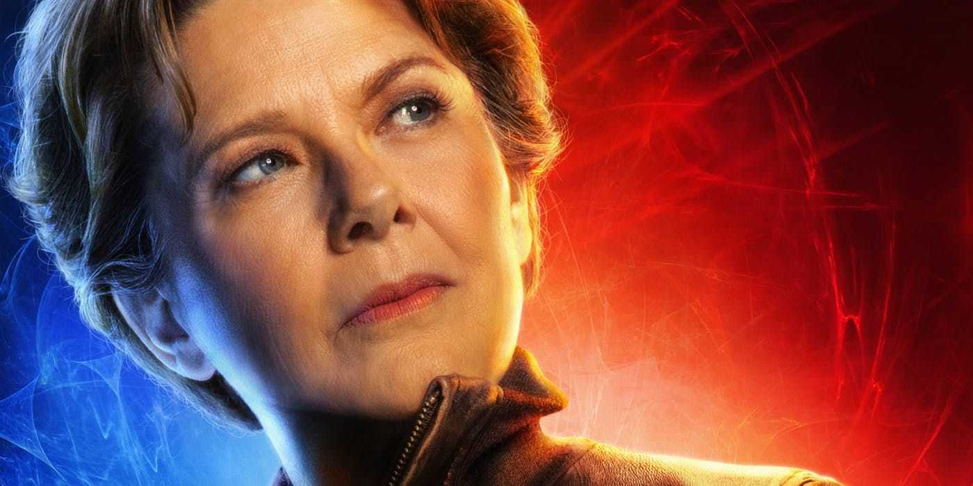 Annette Bening als Mar-Vell im Captain Marvel-Poster.