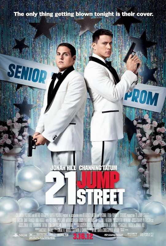 Jonah Hill a Channing Tatum v bielych oblekoch na plese na 21 Jump Street