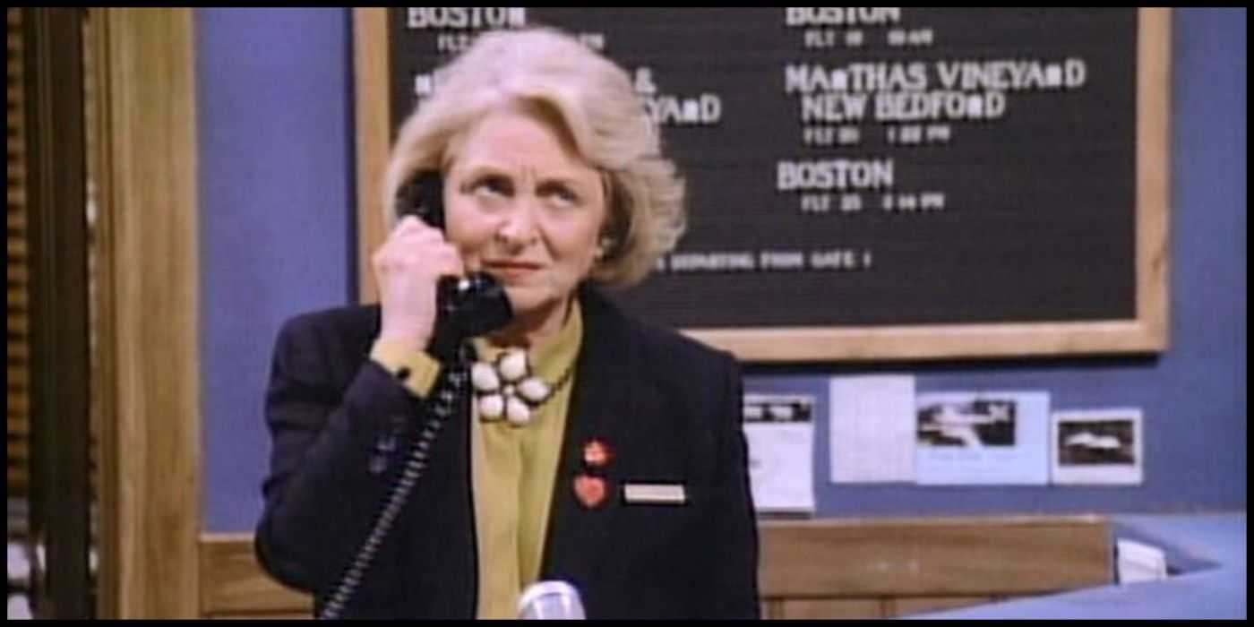 Fay Cochran contesta un teléfono, interpretada por Rebecca Schull en Wings