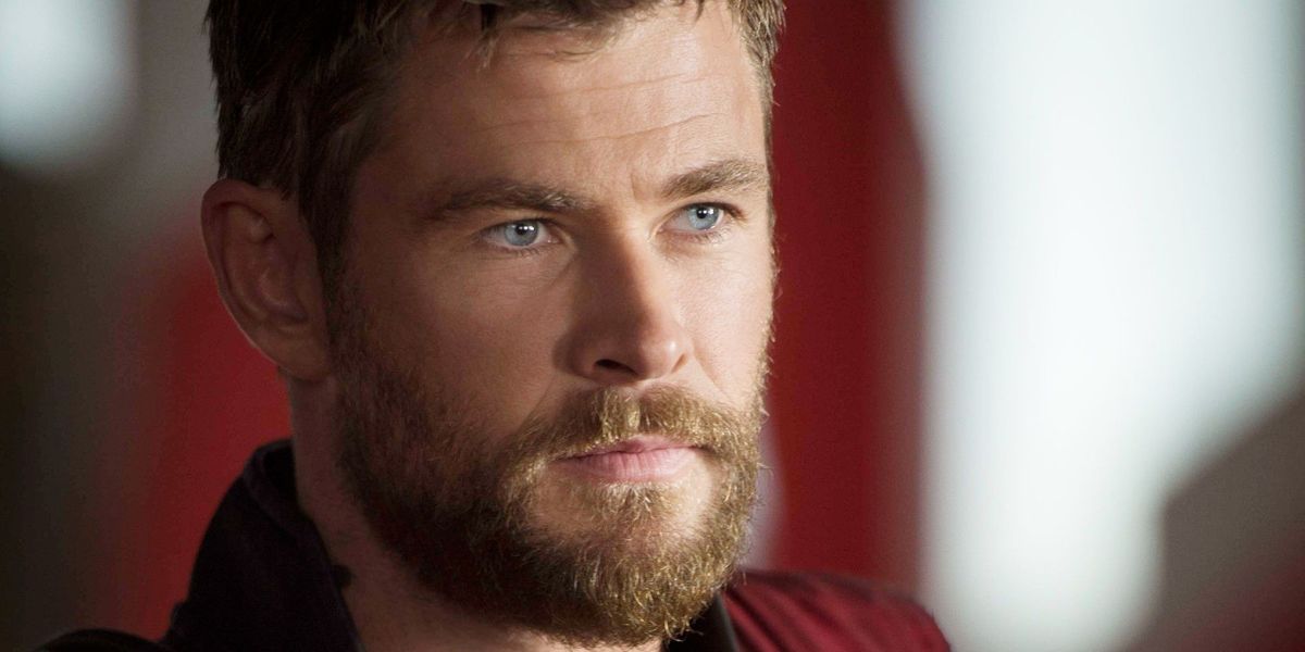 Chris Hemsworth, veľmi zdvihnutý, bojuje so svojím synom na scéne Thor 4