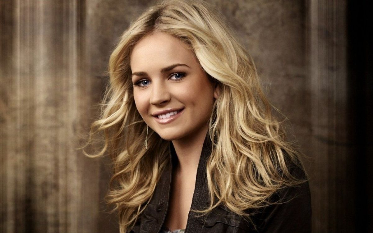 'Kubbenin Altında' Yıldızı Britt Robertson, 'Tomorrowland'e Kabul Edildi