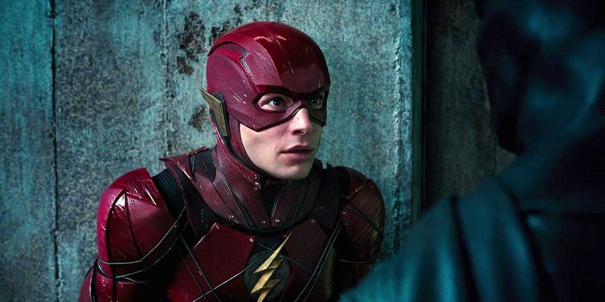 Ezra Miller sieht auf dem Roten Teppich von Fantastic Beasts 2 wie ein Blitzschurke aus