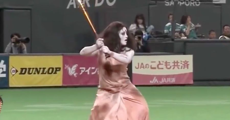 'The Ring' & 'The Grudge' spielen ein tödliches Spiel im Baseball