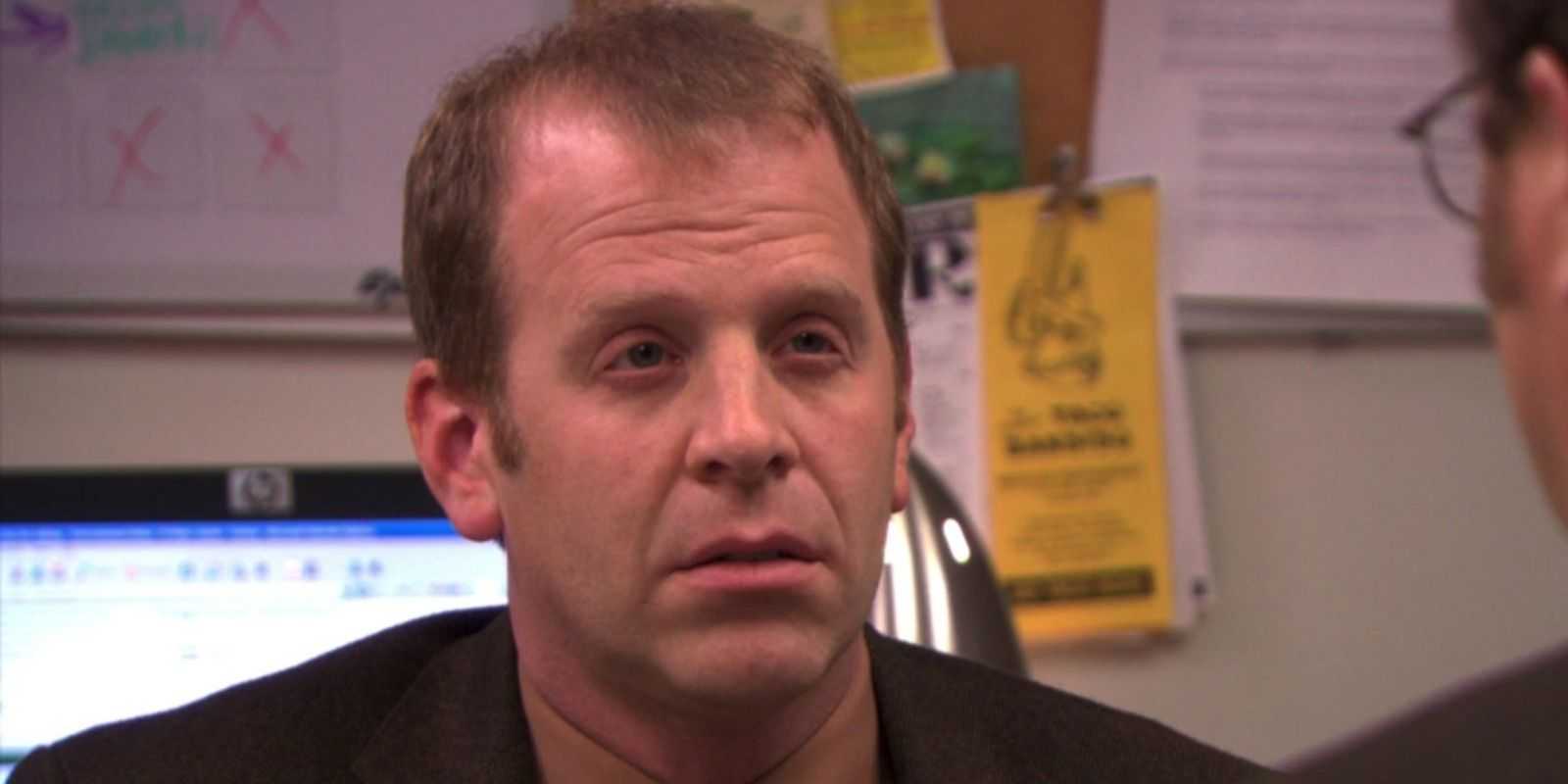 Nahaufnahme von Toby aus „The Office“, der müde aussieht.
