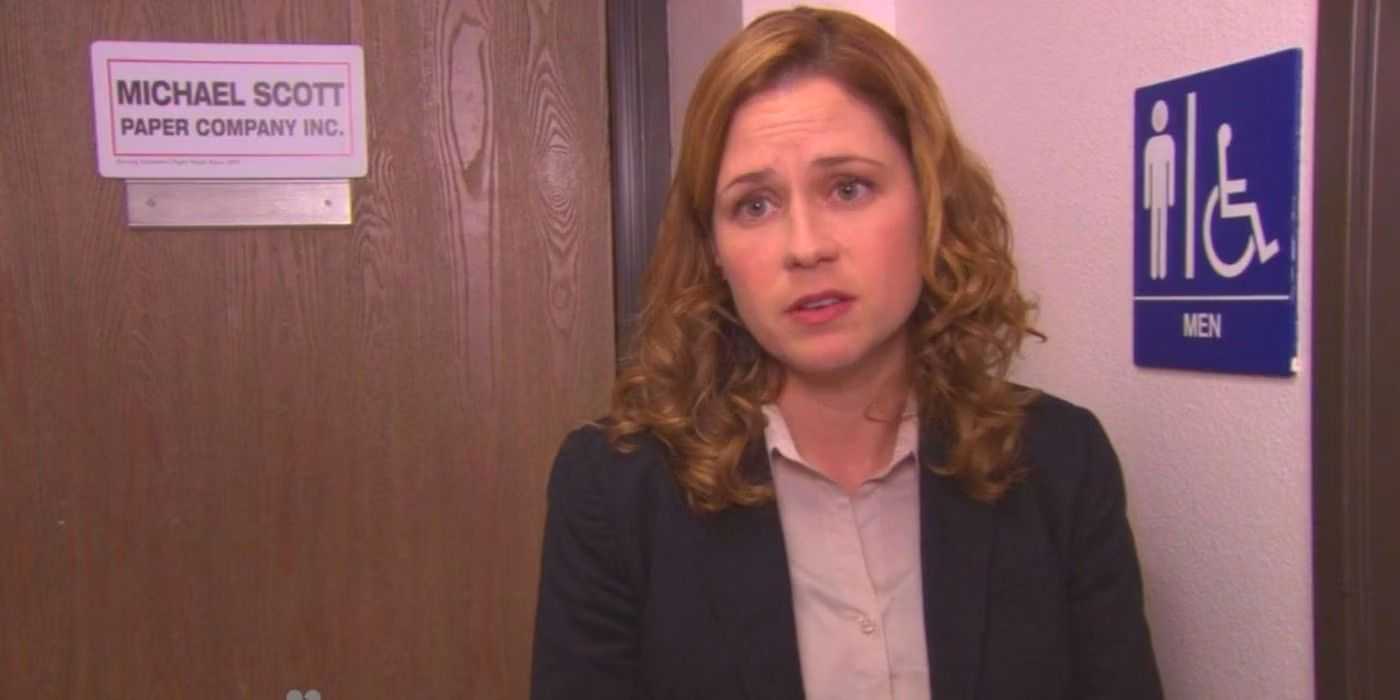Pam steht vor der Tür der Michael Scott Paper Company im Büro