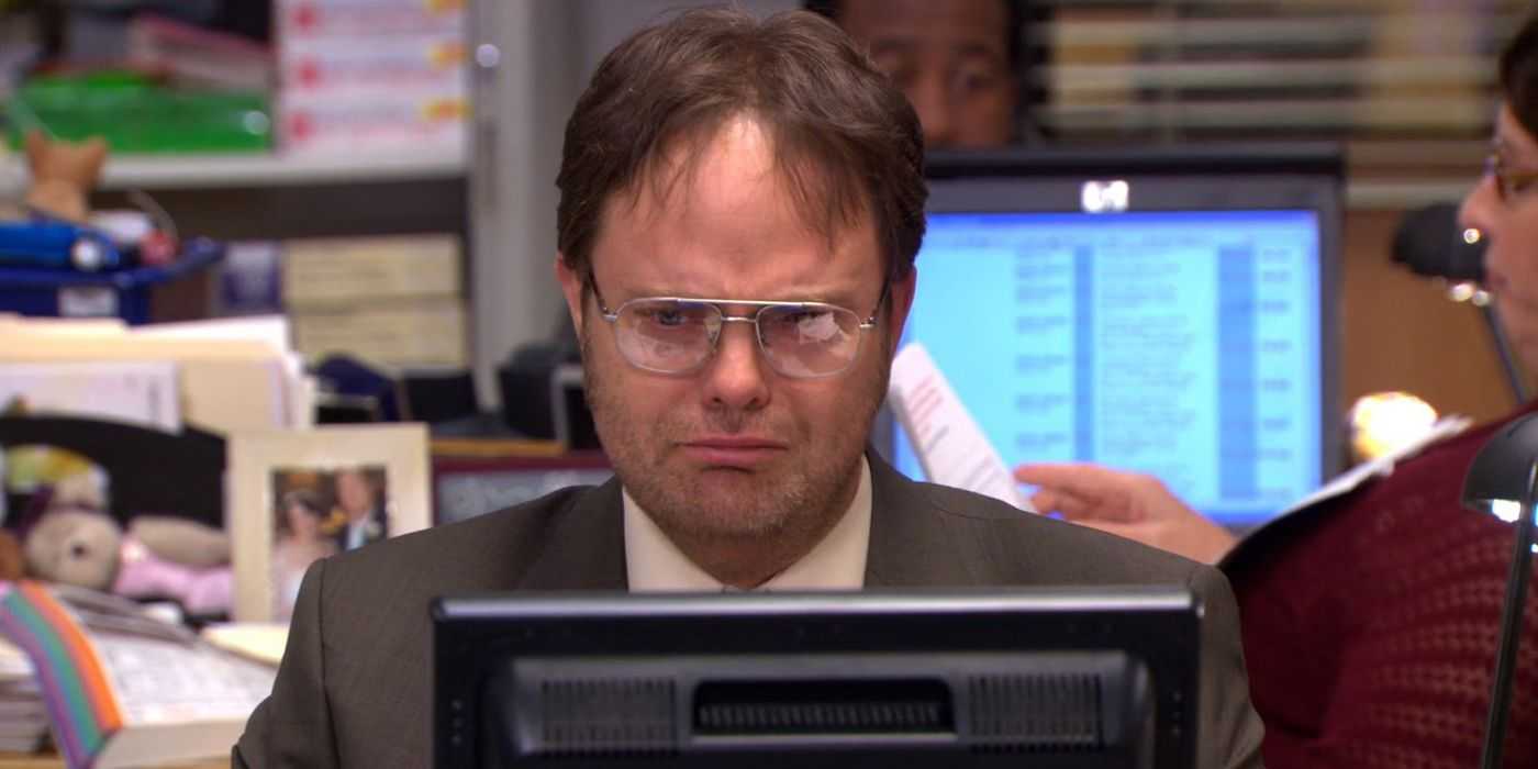 Dwight blickt traurig aus dem Büro auf seinen Computer