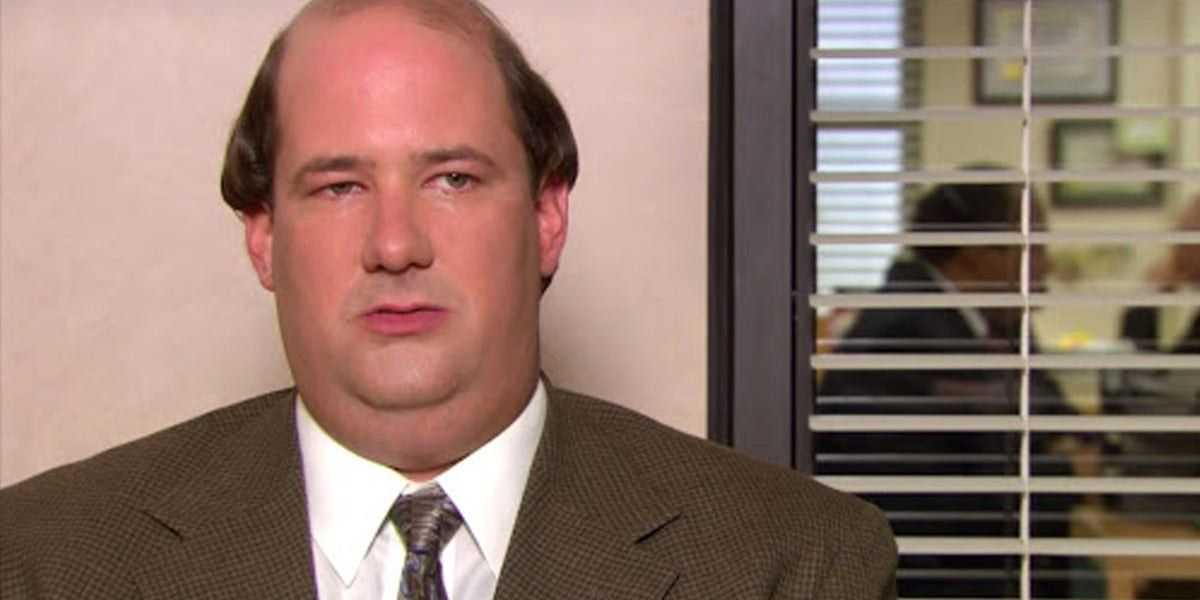 Kevin aus dem Büro blickt mit ernstem Gesichtsausdruck in die Kamera