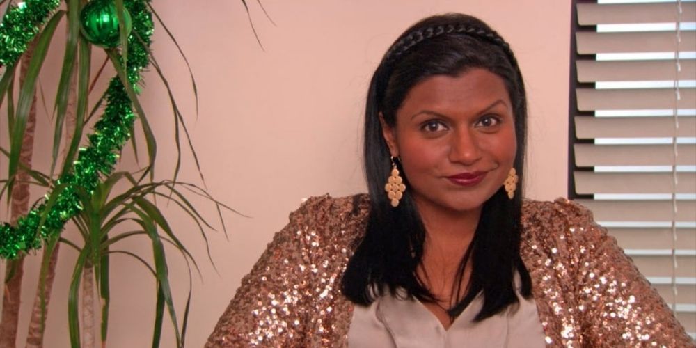 Kelly Kapoor von The Office lächelt in die Kamera