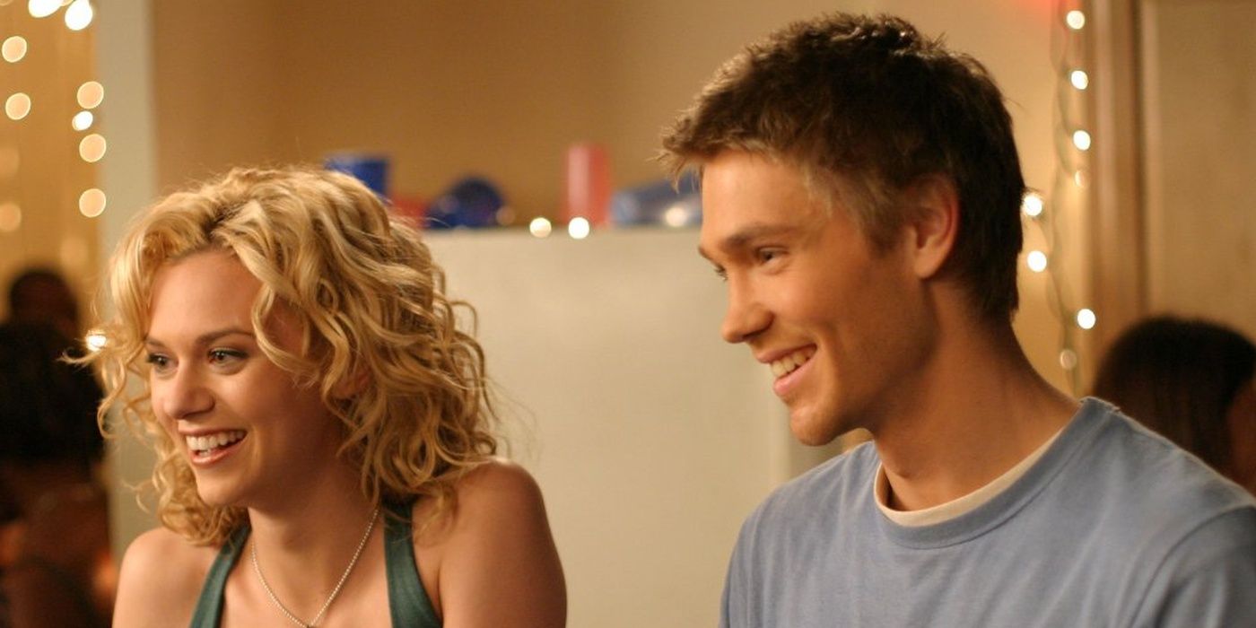 Während der ersten Staffel von One Tree Hill lächeln Peyton und Lucas beide auf einer Party