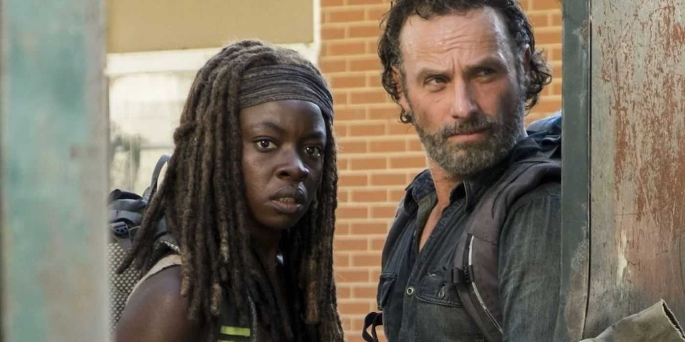 Rick y Michonne miran a través de una abertura en Walking Dead