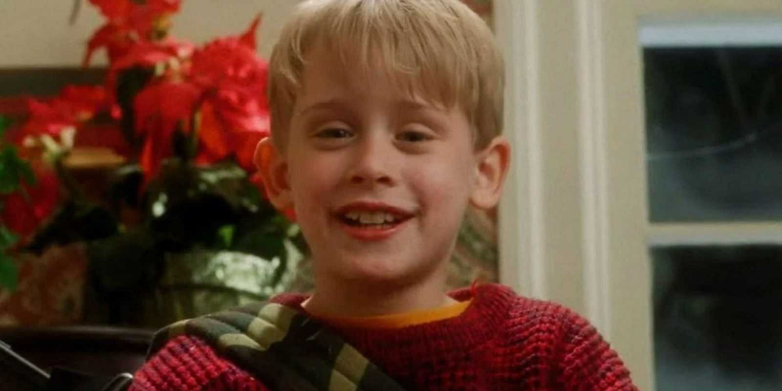 Macaulay Culkin sa po porážke zlodejov usmieva ako Kevin